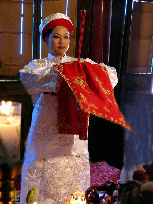 Hát hầu văn ở Huế